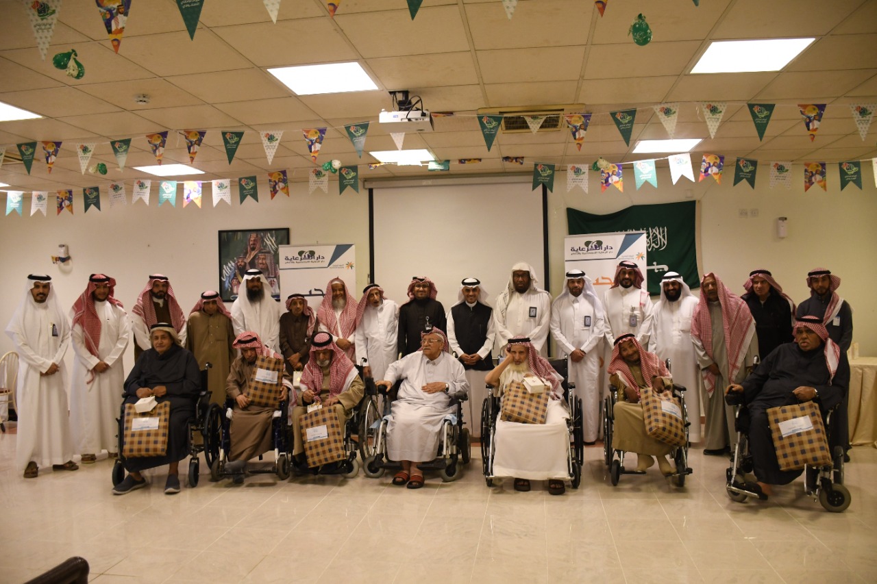جمعية البر بالشرقية توزع كسوة الشتاء على كبار السن بدار الرعاية الاجتماعية